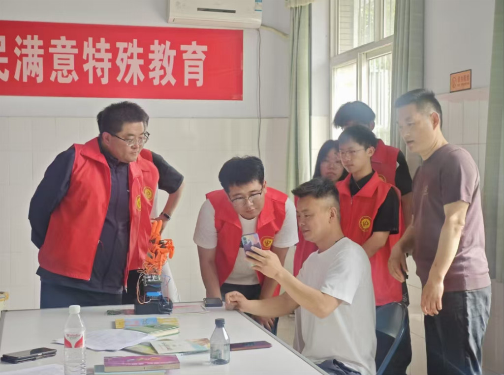 河南理工大学团队创新手语传译设备，点亮无障碍沟通新希望