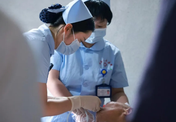 手机点一点 护理到床边｜魏县人民医院网约护理上门服务为患者解难题