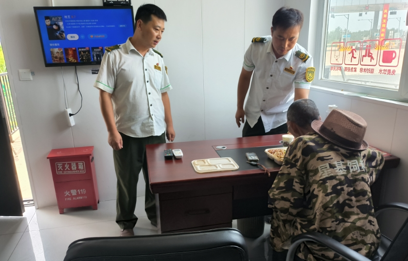 高温天老人迷路误上高速 收费站暖心救助显担当