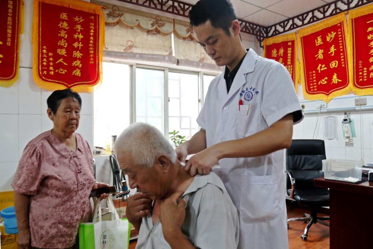馆陶县中医医院治未病科室，医务人员正在为居民贴敷三伏贴。郭江鹏摄