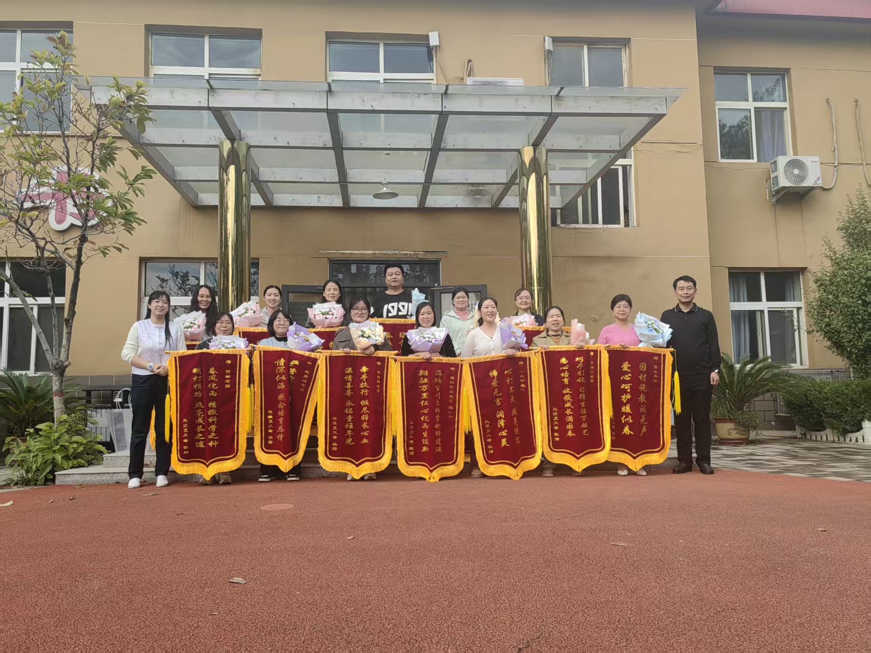 锦旗映初心 鲜花诉感恩 邯郸市海翔学校获赞誉 家校温情绘新景