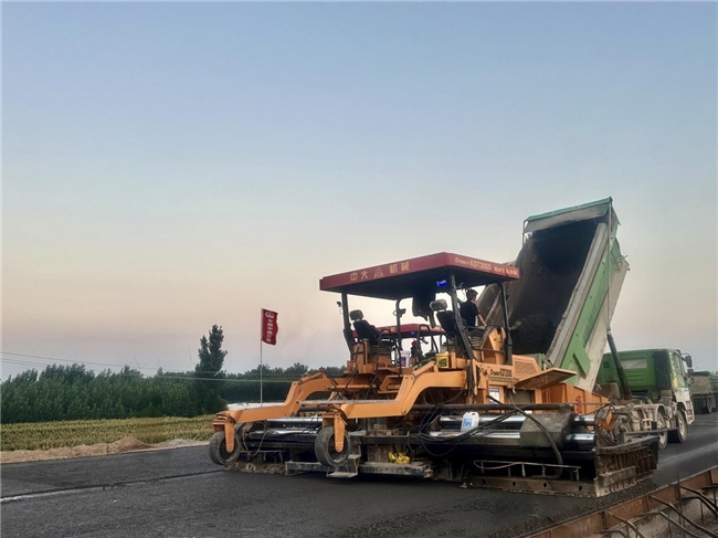 安罗高速豫冀省界至原阳段SG-1标主线沥青路面全面贯通
