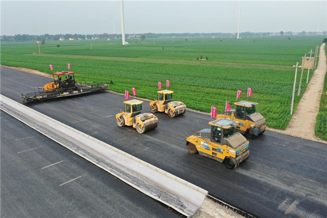 安罗高速豫冀省界至原阳段SG-1标主线沥青路面全面贯通