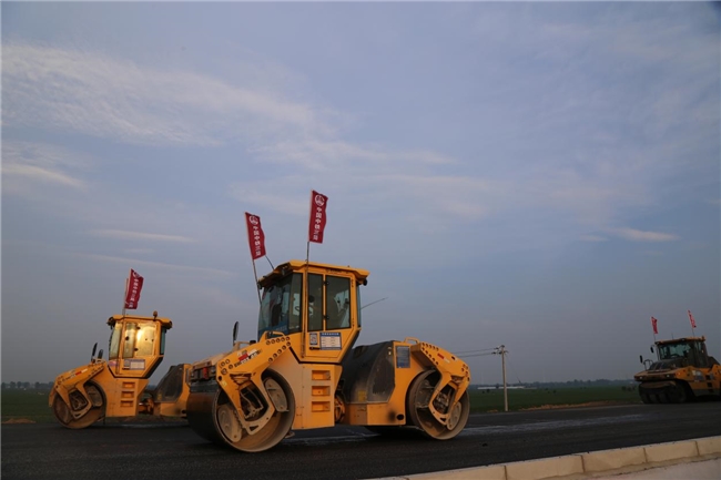 安罗高速豫冀省界至原阳段SG-1标主线沥青路面全面贯通