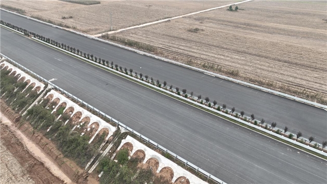 安罗高速豫冀省界至原阳段SG-1标主线沥青路面全面贯通
