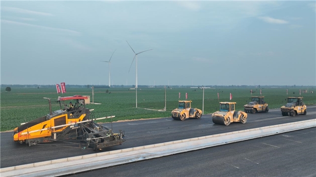 安罗高速豫冀省界至原阳段SG-1标主线沥青路面全面贯通