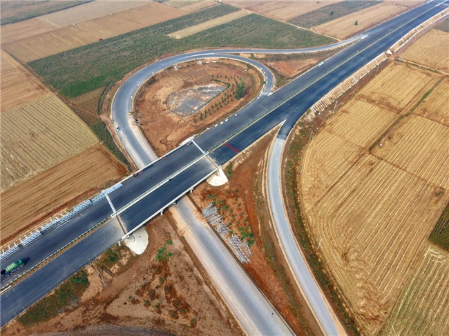 安罗高速豫冀省界至原阳段SG-1标主线沥青路面全面贯通