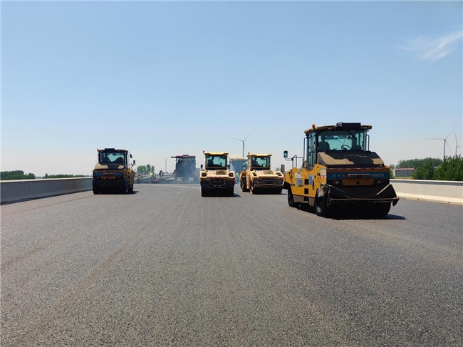 安罗高速豫冀省界至原阳段SG-1标主线沥青路面全面贯通