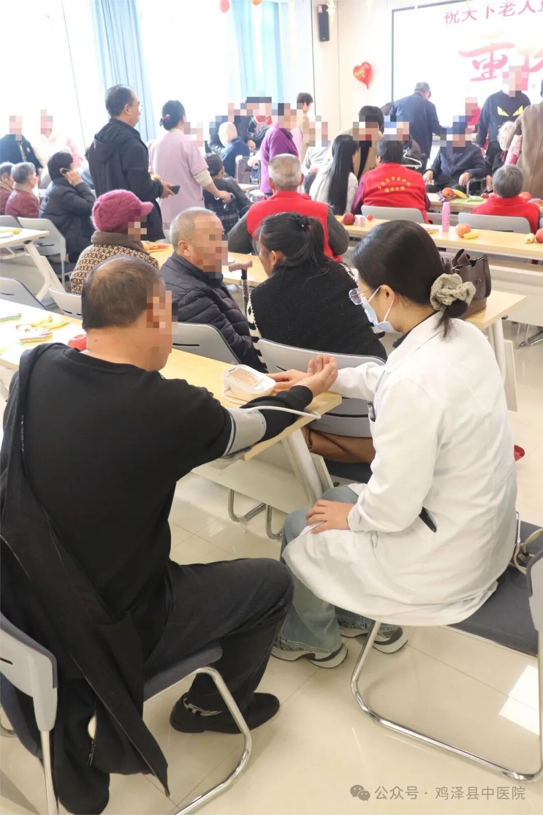 情暖重阳节 敬老健康行 —— 鸡泽县中医院走进养老机构开展义诊活动
