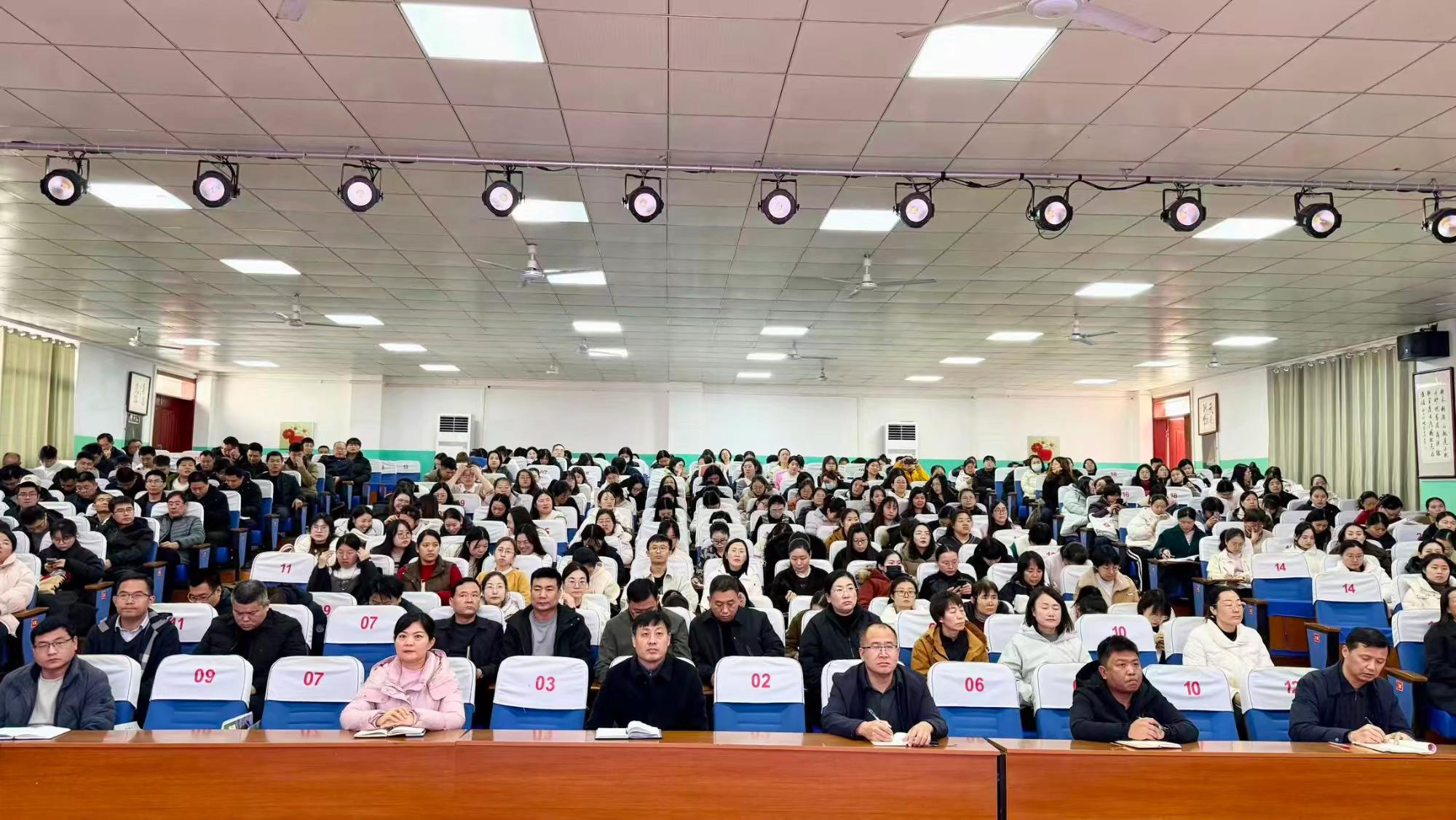 鸡泽一中召开优秀备课组长经验交流会