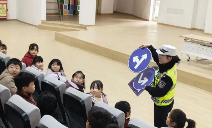 邯郸肥乡交警走进校园开展寒假前交通安全宣传活动