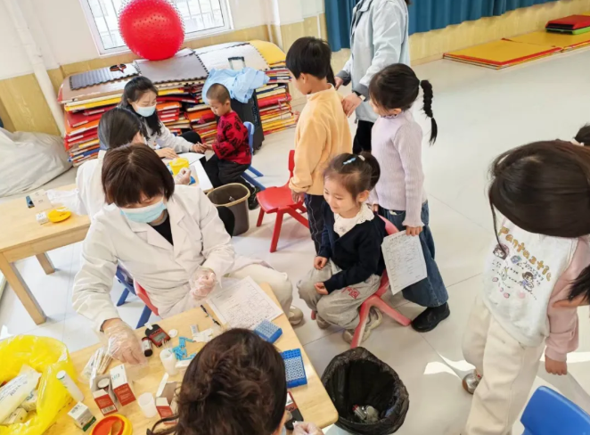 邯郸鸡泽县妇幼保健院——走进观赫幼儿园开展世界孤独症日健康体检，宣教活动