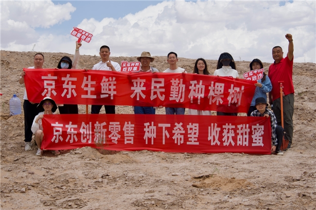 这届年轻人流行去沙漠“云养瓜”了:60箱蜜瓜直送到家,还送一棵梭梭树