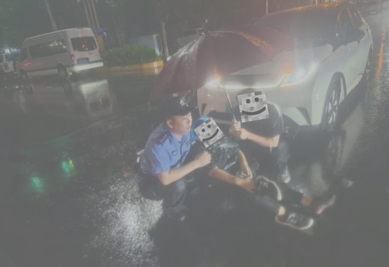 魏县公安零点行动|雨夜巡逻遇到交通事故 民警冒雨救助受伤群众