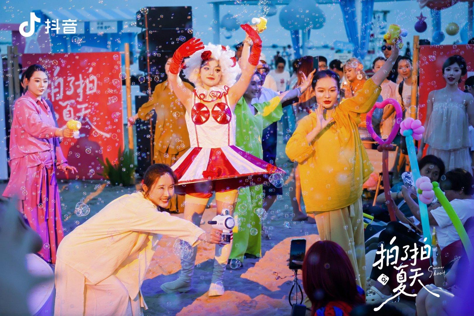 发现宝藏秦皇岛:百年老港和彩色沙滩,两种夏天一次解锁
