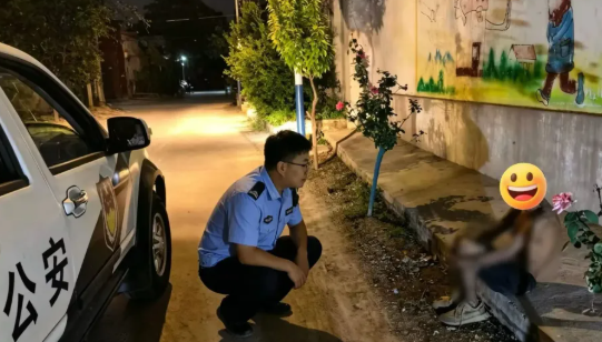 魏县公安“零点行动”深夜救助走失老人 守护夏夜平安